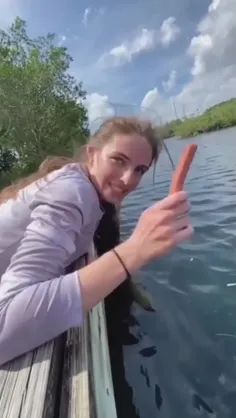 حمله خطرناک ماهی به زن