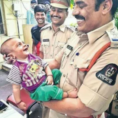 واکنش کودک به پلیس هندی پس از نجاتش از دست آدم ربایان😝 😂 
