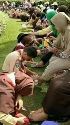 یک مدرسه در اندونزی هفته ای یک بار زنگ "شستن پای مادر "دا