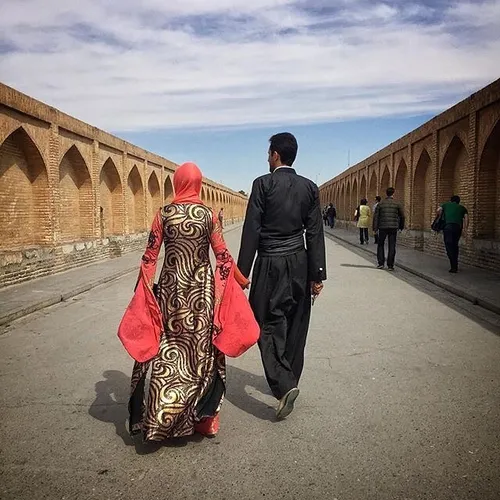 A couple in Kurdish costume walks on Sio-Se Pol (Sio-Se B