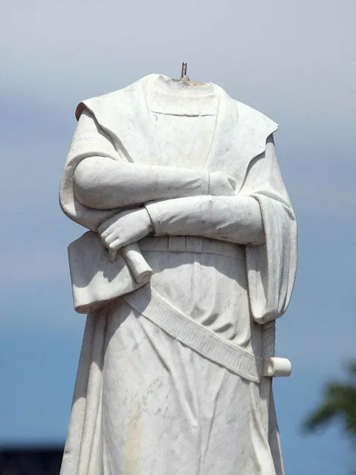 این مجسمه بدون سر متعلق به کریستف کلمب، کاشف قاره آمریکا 