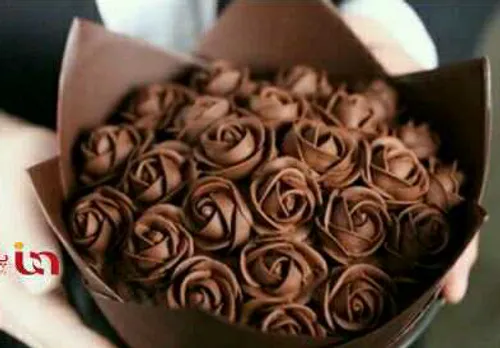 ایده تزئین کیک با رزهای شکلاتی