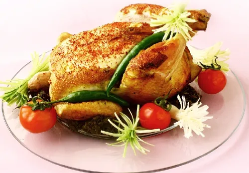 مرغ شکم پر مازندرانی :سبزی معطر (گشنیز ، جعفری ، برگ سیر 