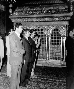 صدام حسین. در حال نماز خواندن درحرم امام رضا