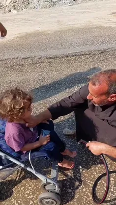 مرد عراقی یه شلنگ آب آورده دست
 و پا و صورت زوار امام حسین رو میشوره

 