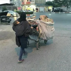 ‏این عکس رو برسونیم به دست اون مسئولی که گفت فقر در ایران
