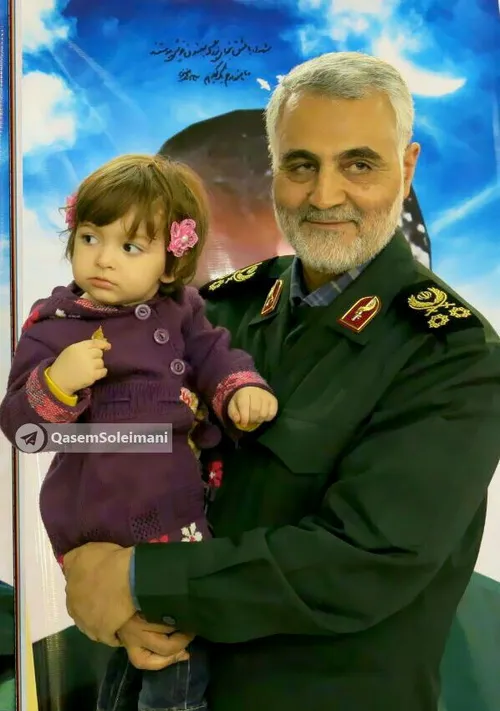 عکس یادگاری سردار سلیمانی با فرزند خردسال شهید بیضائی