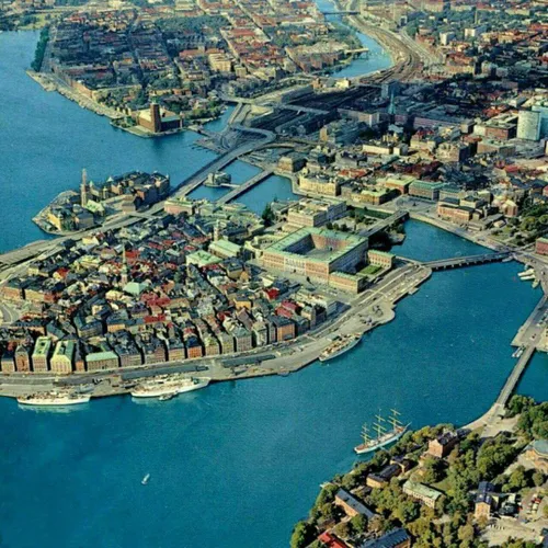 پایتخت سوئد، شهر استکهلم بر روی 14 جزیره که بوسیله 57 پل 