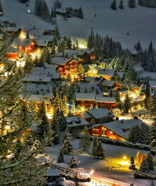 شبی زیبا در شهر کوهستانی وربیر سوییس در کنار رشته کوه پر 