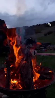 من میان عاشقان مثل زلیخا خسته ام