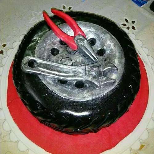 کیک تولد یک کارمند ایران خودرو😃🎂🔧