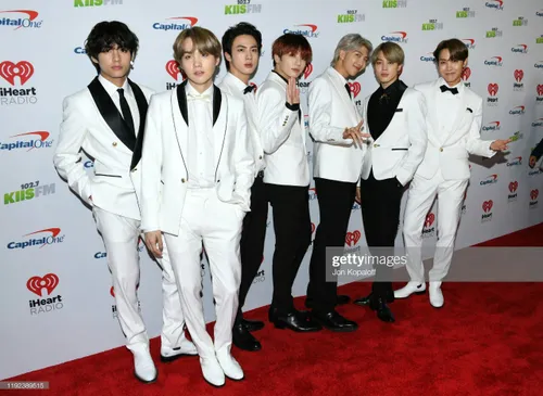 bts فرش قرمز jingle ball