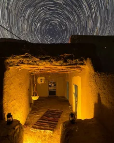 رد زیبای ستارگان بر بالای خانه ای تاریخی در روستای زردگاه