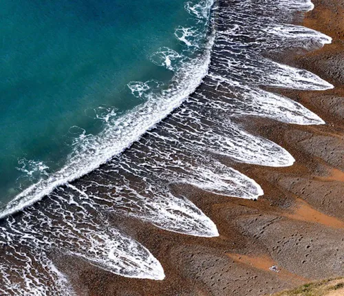 ساحلی اسرار آمیزی به نام "کاسپ" در انگلستان با موج های سی