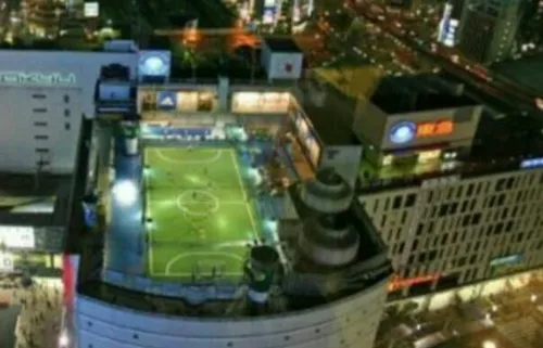 زمین فوتبال بر روی پشت بام ساختمانها و استفاده بهینه از ف