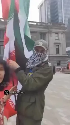 لباس سپاه بر تن و پرچم ایران در دست معترض آمریکایی و نارا