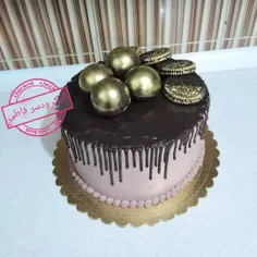 کیک شکلاتی با دیزائن گوی شکلاتی و بیسکوییت