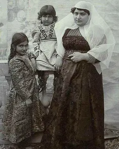 مادر جوان قجری همراه دو فرزندش در آتلیه عکاسی مقابل دوربی