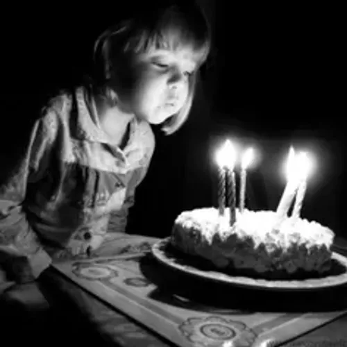 فلسفه فوت کردن شمع تولد در وسط این کیک، یک شمع قرار می دا