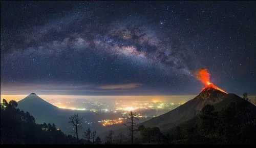 عکسی بسیار زیبا از فوران آتشفشان "fuego" و کهکشان راه شیر