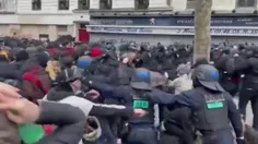 🔴رفتار پلیس فرانسه با افرادی که نه بمب دست‌ساز به سمتشون 