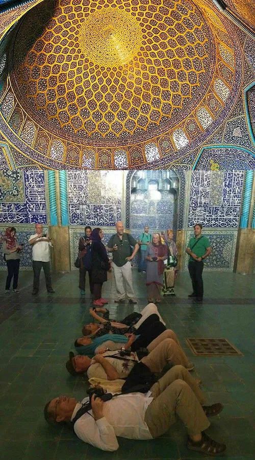 توریست ها و معماری سقف مسجد شیخ لطف الله در اصفهان