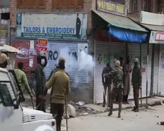 آتش زدن عکس شهید سلیمانی توسط یک پلیس در کشمیر هند و باقی