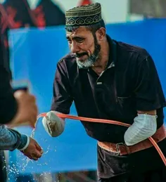 تصویری محشر از یک خادم الزوار عراقی در اربعین #سیدالشهداء