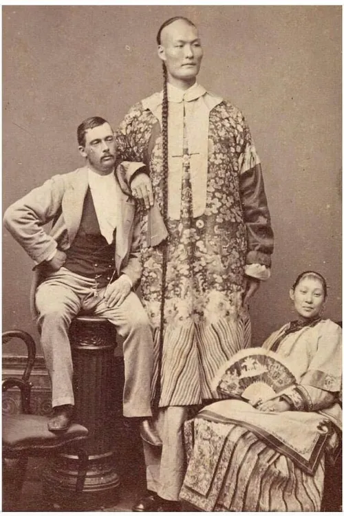 عکسی مردی به نام چانگ که لقب غول چینی داشت، درسال 1871 در