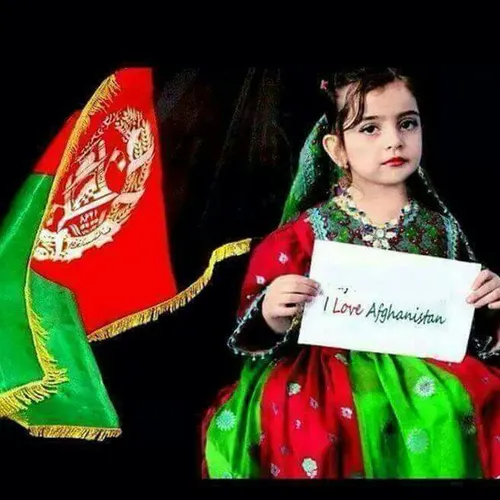 اینم دخترک افغانی با لباس محلی و پرچم افغانستان زنده باد 