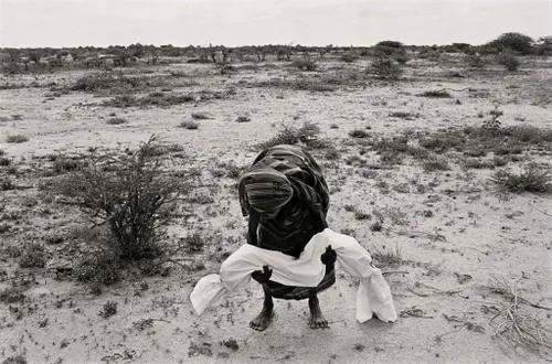 مادری فرزندش را آماده خاکسپاری می کند. کودک به خاطر قحطی 