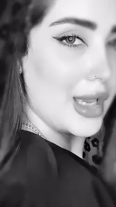 یه نگاه کردی و ساده رفتی تو قلبم....