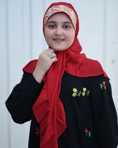 دختر نوجوان ایرانی با حجاب است