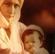 مهراوه شریفی نیا در آغوش مادر (آزیتا حاجیان)  #هنرمندان