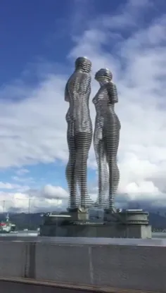 دو مجسمه در گرجستان، هر روز ساعت 7 بهم نزدیک می شوند، همد