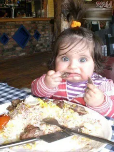 ببین چطور غذا میخوره