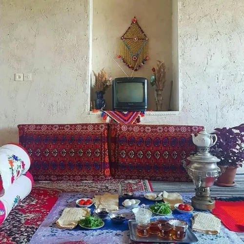 صبحونه خوردن تو یه همچین خونه ای که چایش رو مادربزرگ دم ک