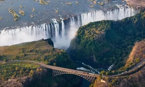 آبشار حیرت انگیز ویکتوریا در جنوب آفریقا روی خط مرزی زامب