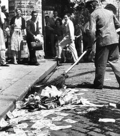 تصویری از جمع کردن پول های کشور مجارستان در سال 64 از کف 