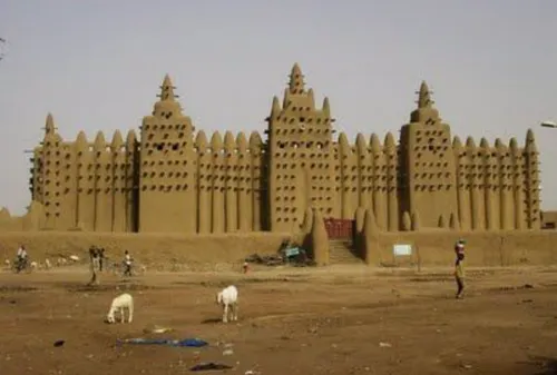 عظیم ترین مسجد خشتی جهان در آفریقا قرار دارد. این مسجد با