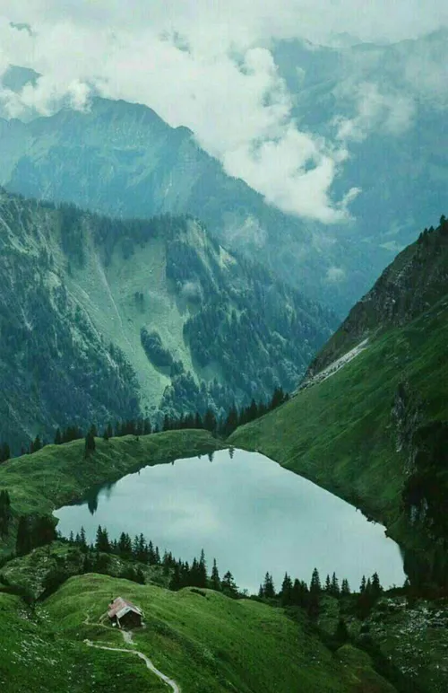 تصویری زیبا از کلبه ای دریاچه ای کوچک، نمای بی نظیر و یک 