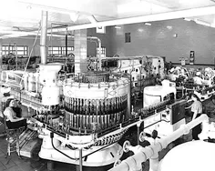 🌐 جالبه بدونید کارخانه پپسی در بالتیمور در سال 1956.