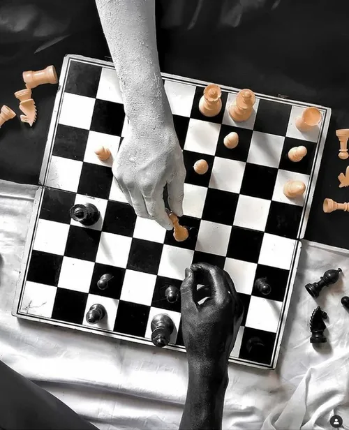 زندگی شطرنج دنيا و دل است...