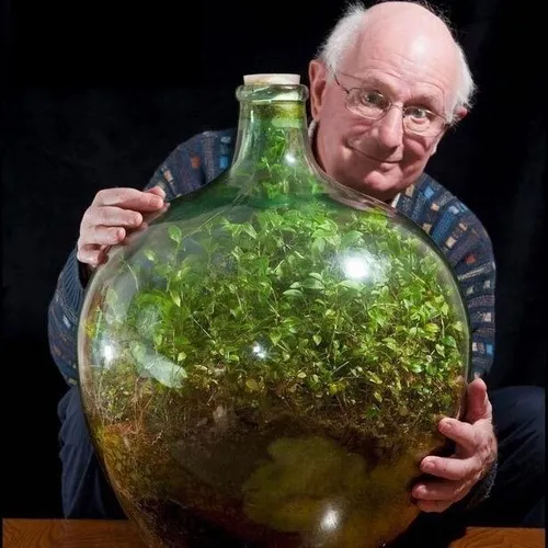 این آقا از سال 1972 گیاهش را که در بطری دربسته بوده آب ند