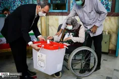 🔴بانوی سالمندی که با قابی از تصویر حاج قاسم پای صندوق رای
