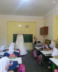 معلم همدانی روز اول مهر با لباس عروس به کلاس درس رفت