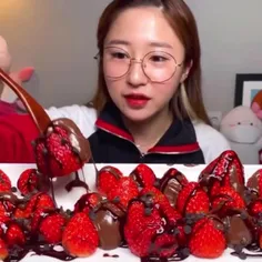 خوردن توت فرنگی با سس کاکائو🍫🍓