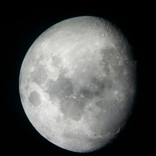 ماه در تلسکوپ خیلی زیباست.