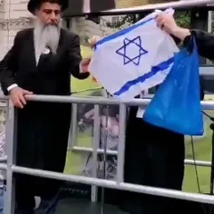 پرچم رژیم اسرائیل به دست خاخام های یهودی 