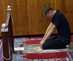 💠‏این جوان تازه مسلمان شده توی دانمارک داره نماز میخونه و